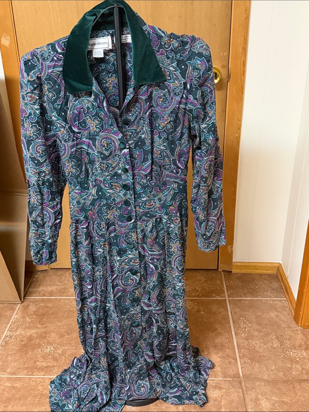Vintage-Inspired Paisley Long Dress with Velvet Collar